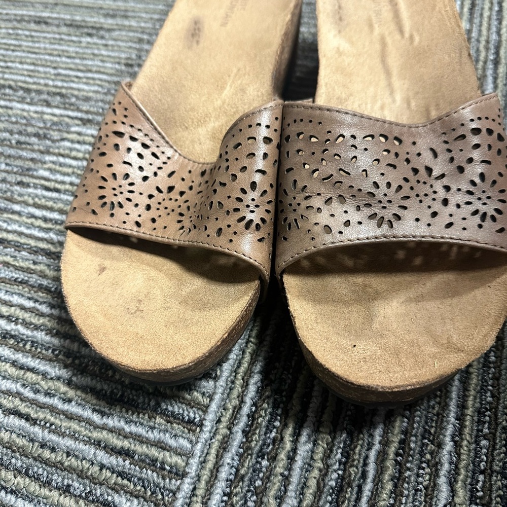 Ladies, white mountain, thick cork, like heel 8 1/2 maybe worn once dark tan